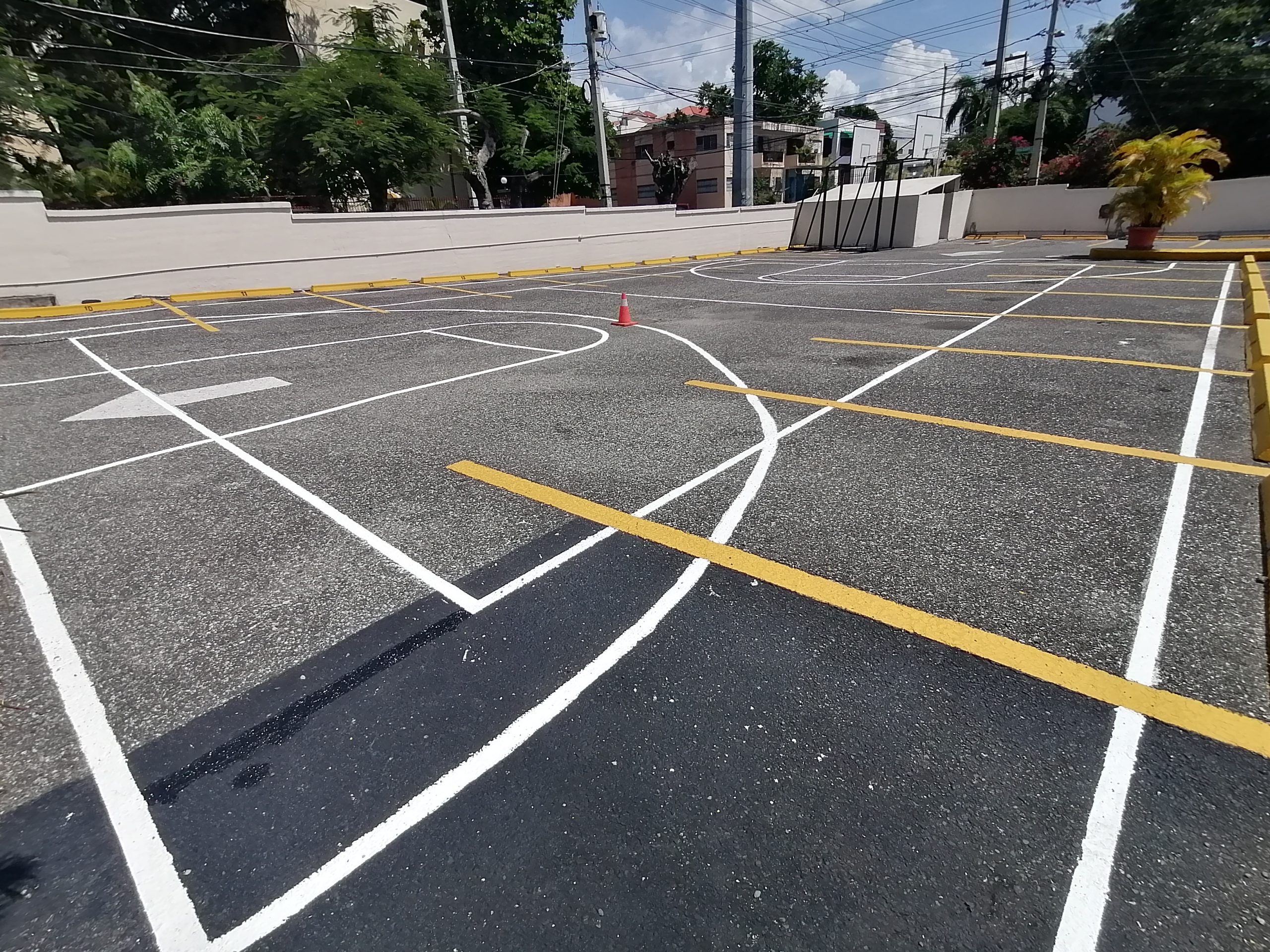 Cancha y estacionamientos de la ENJ con señalización pintada