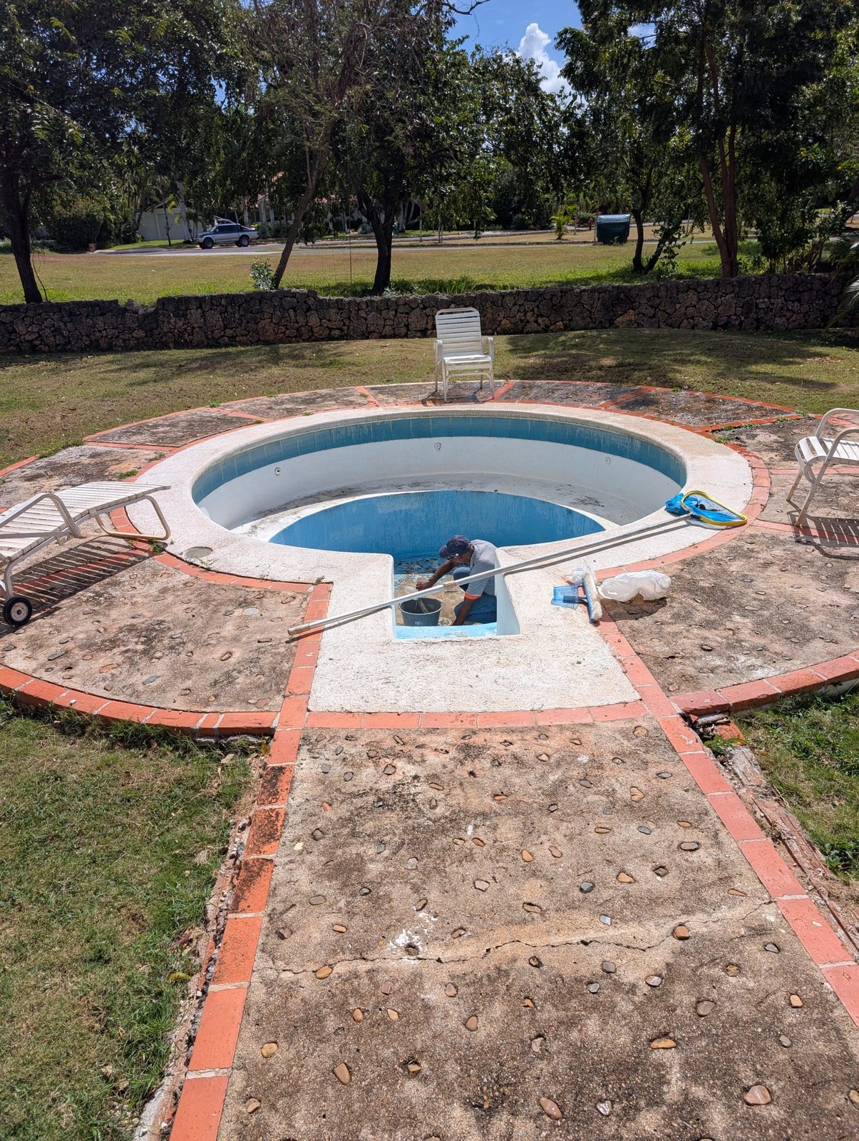 Piscina de la villa en Casa de Campo vacía y con trabajos en proceso
