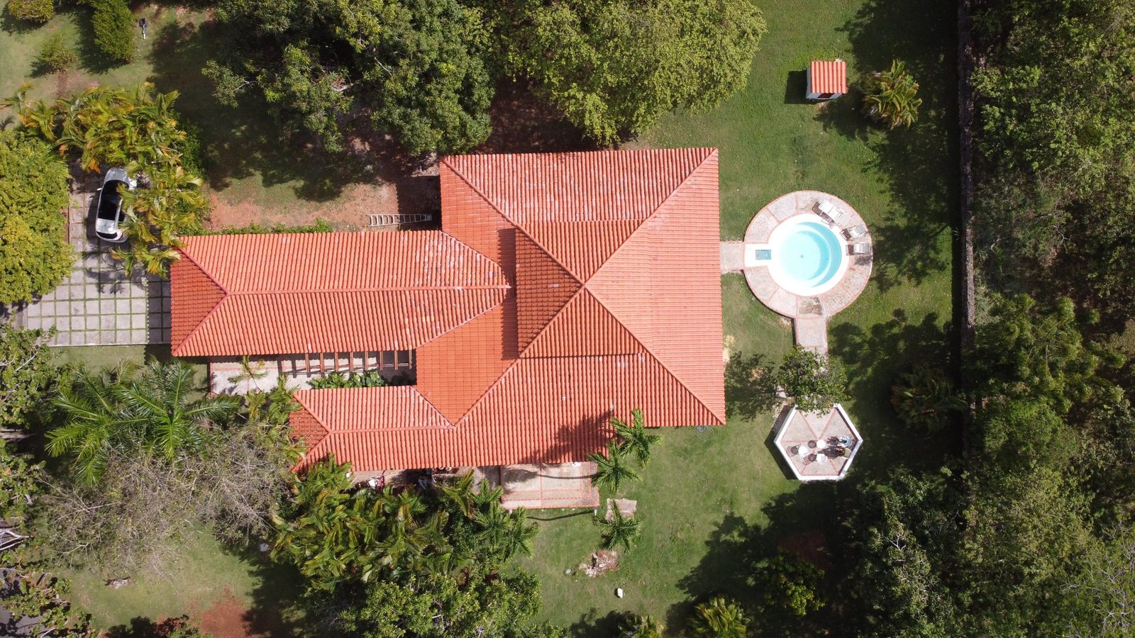 Vista aérea de la villa en Casa de Campo después de la remodelación