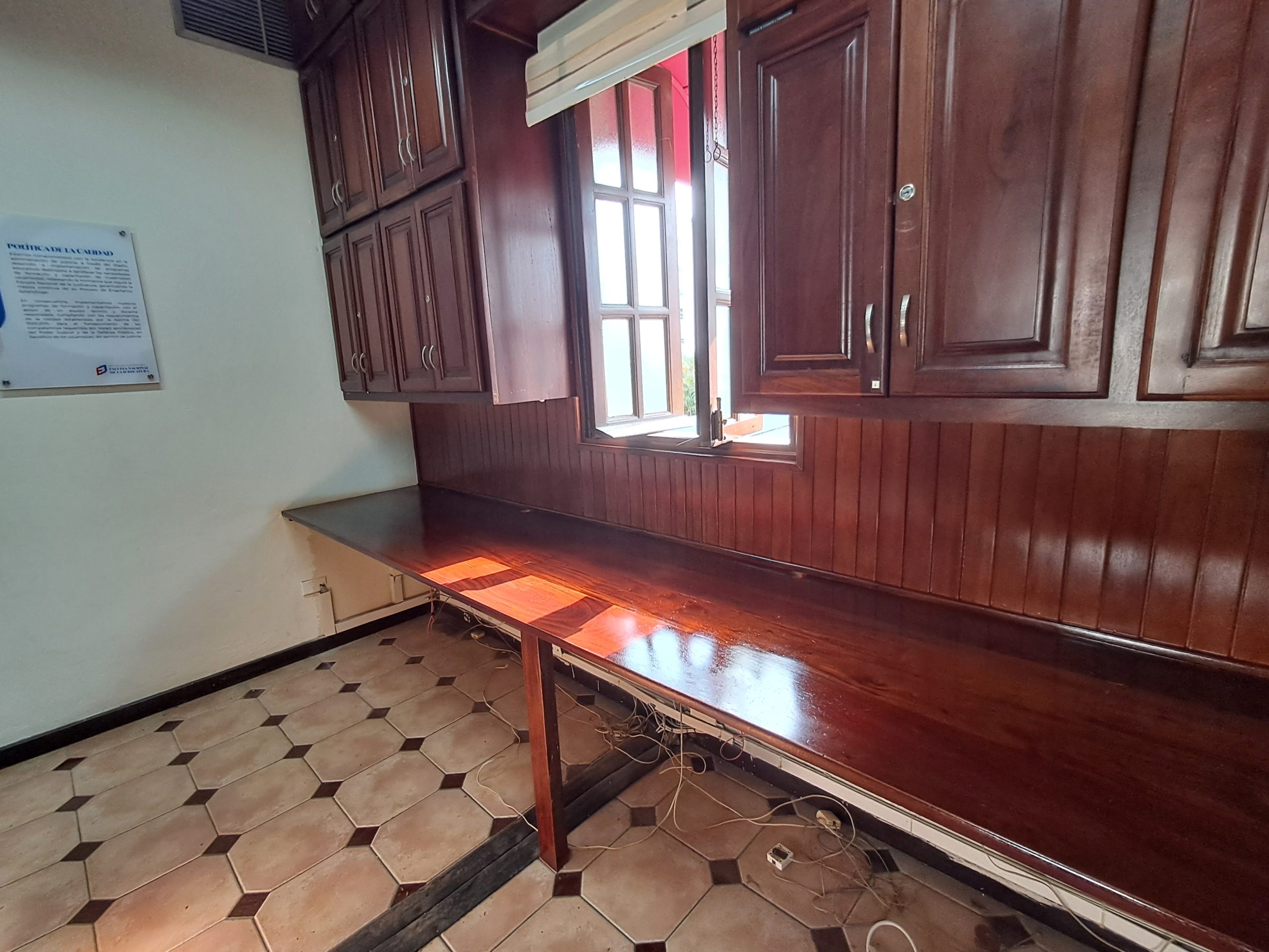 Mobiliario y revestimientos de madera en la ENJ