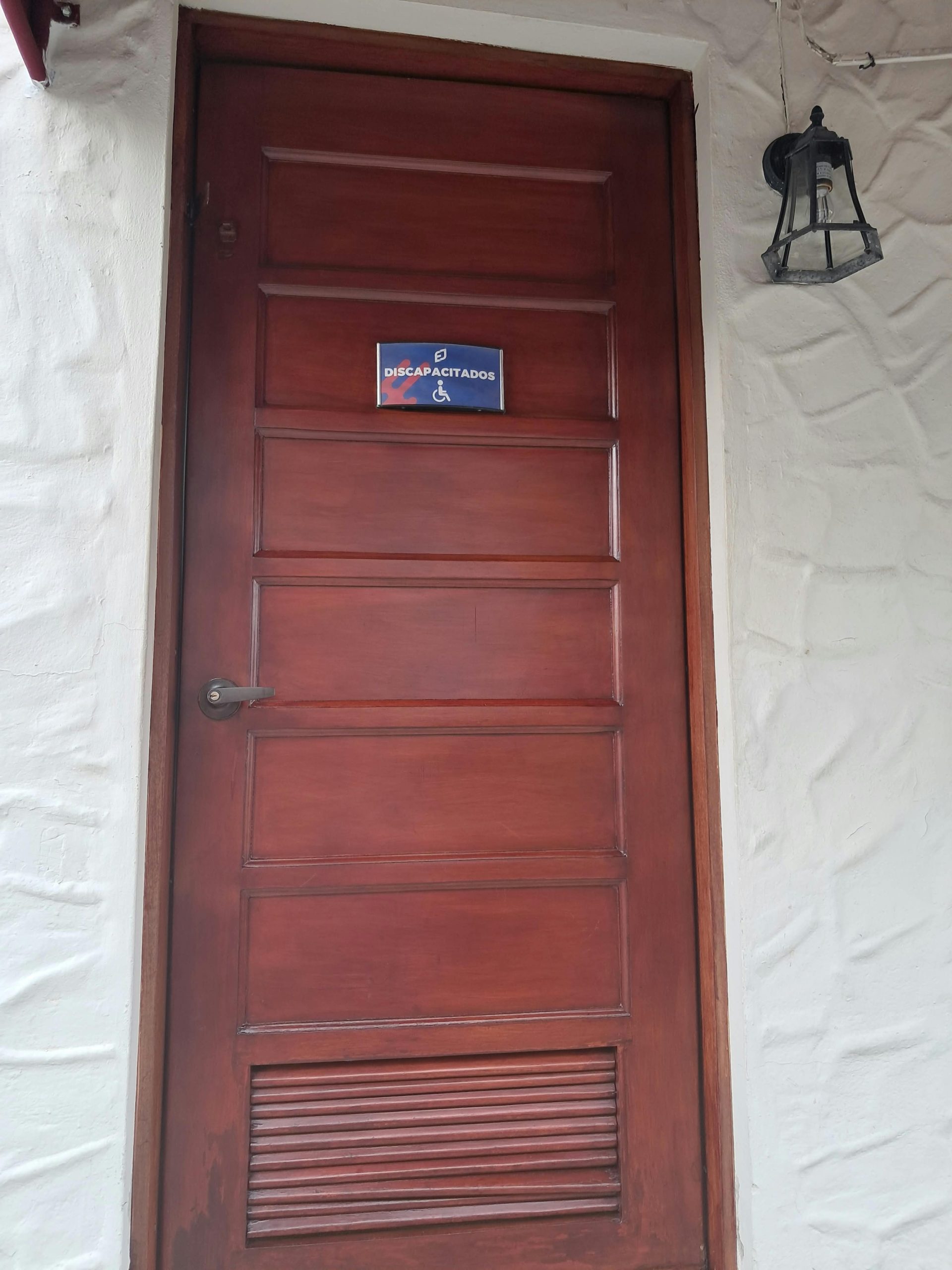Puerta de madera en las instalaciones de la ENJ