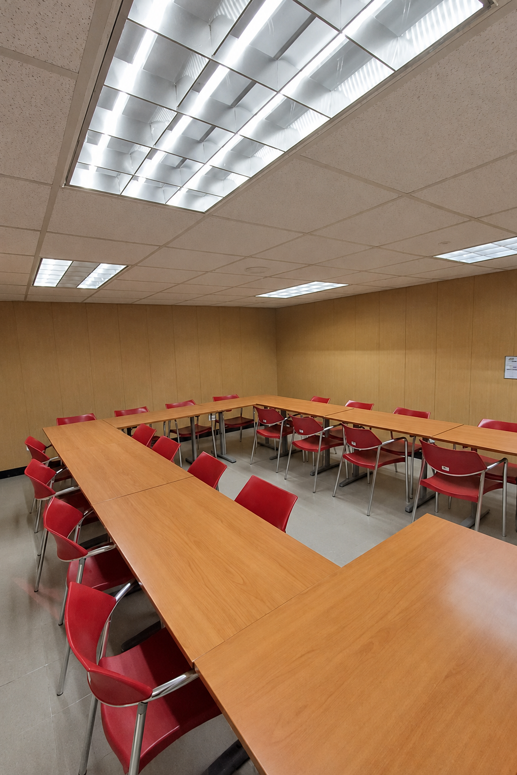 Salón de formación de la ENJ con plafones y revestimientos instalados