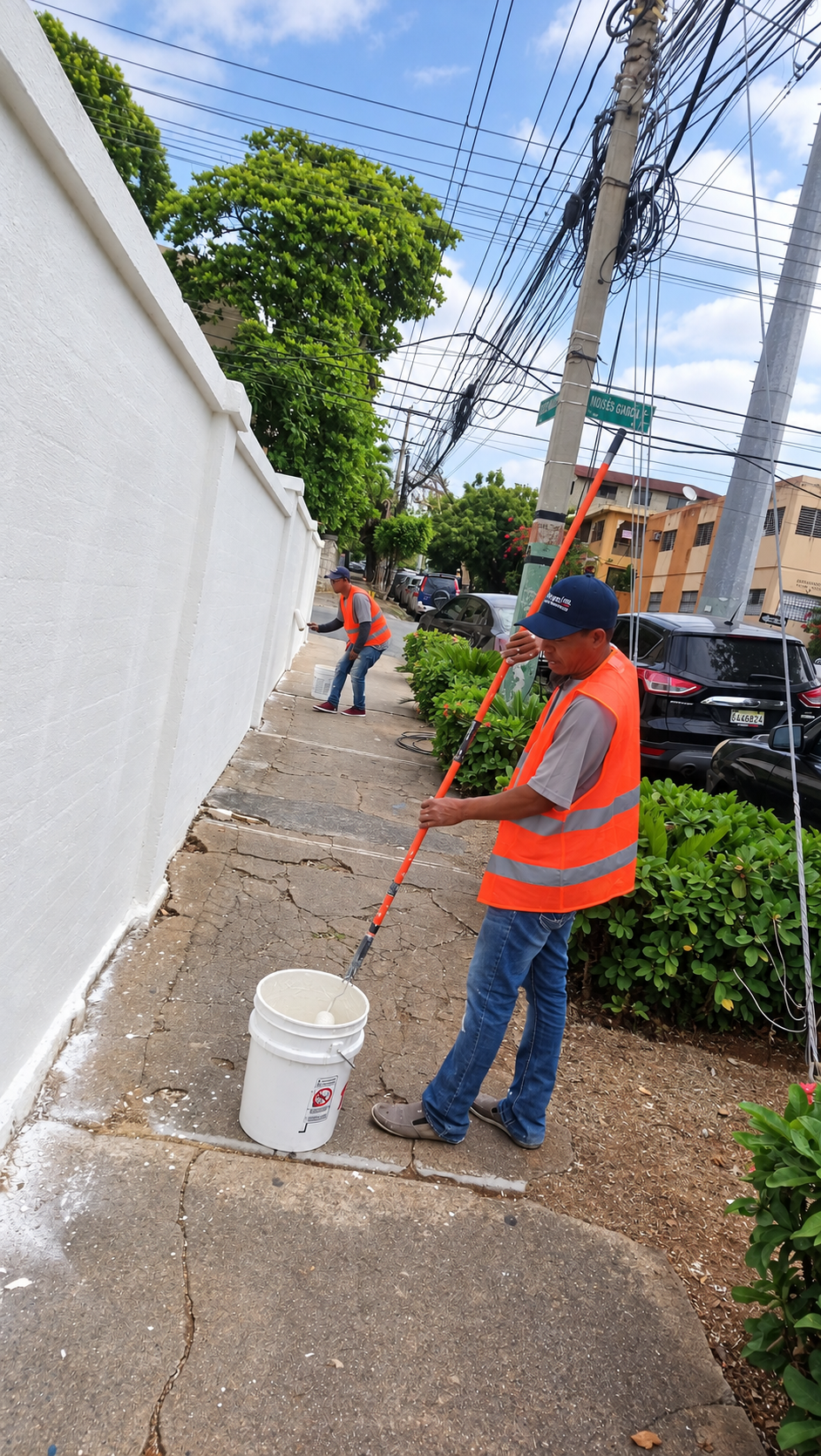 Personal de HENGEL realizando pintura del muro perimetral de la ENJ