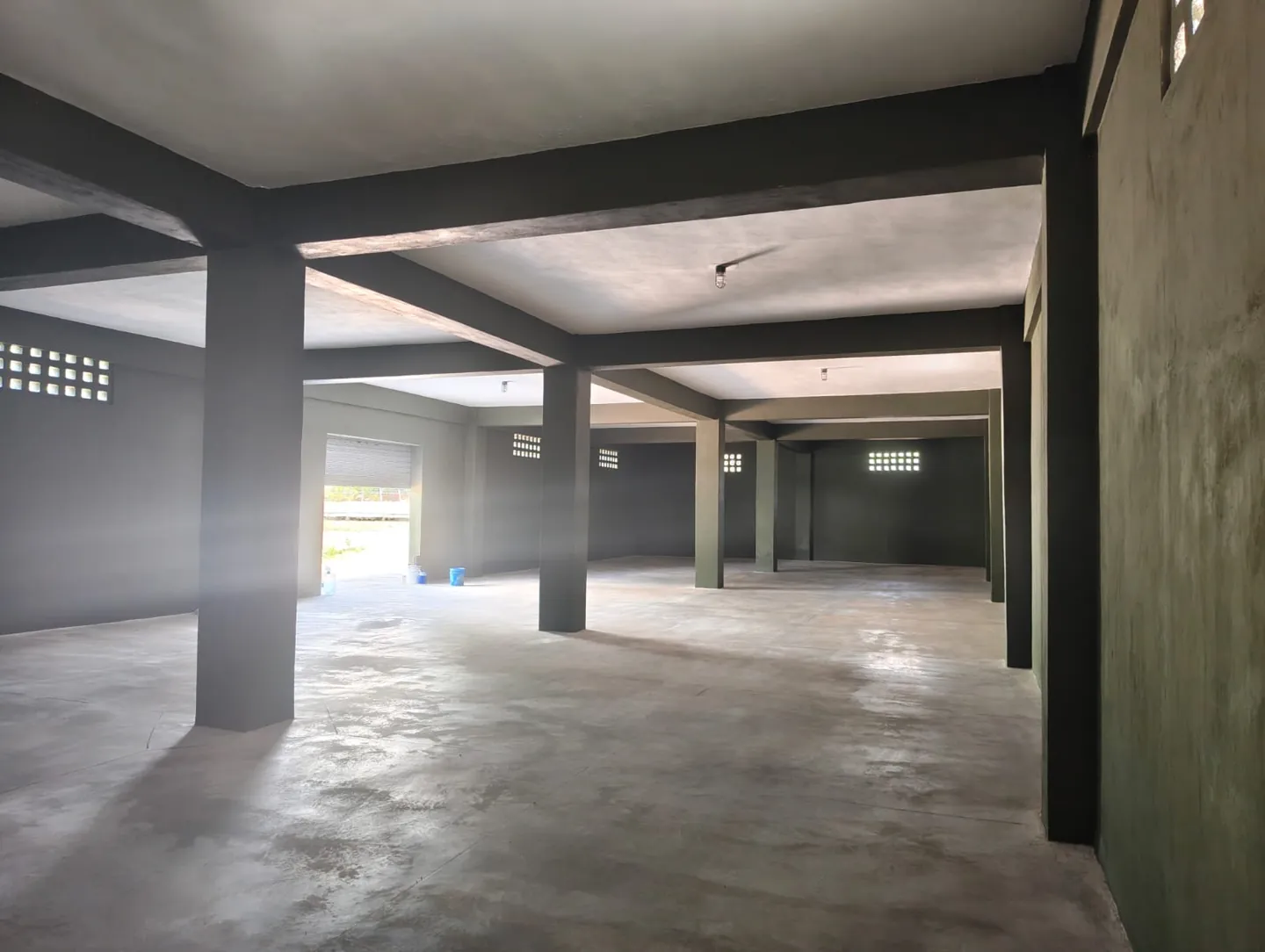 Piso, columnas y terminaciones interiores del depósito — proyecto MIDE en Pedro Brand