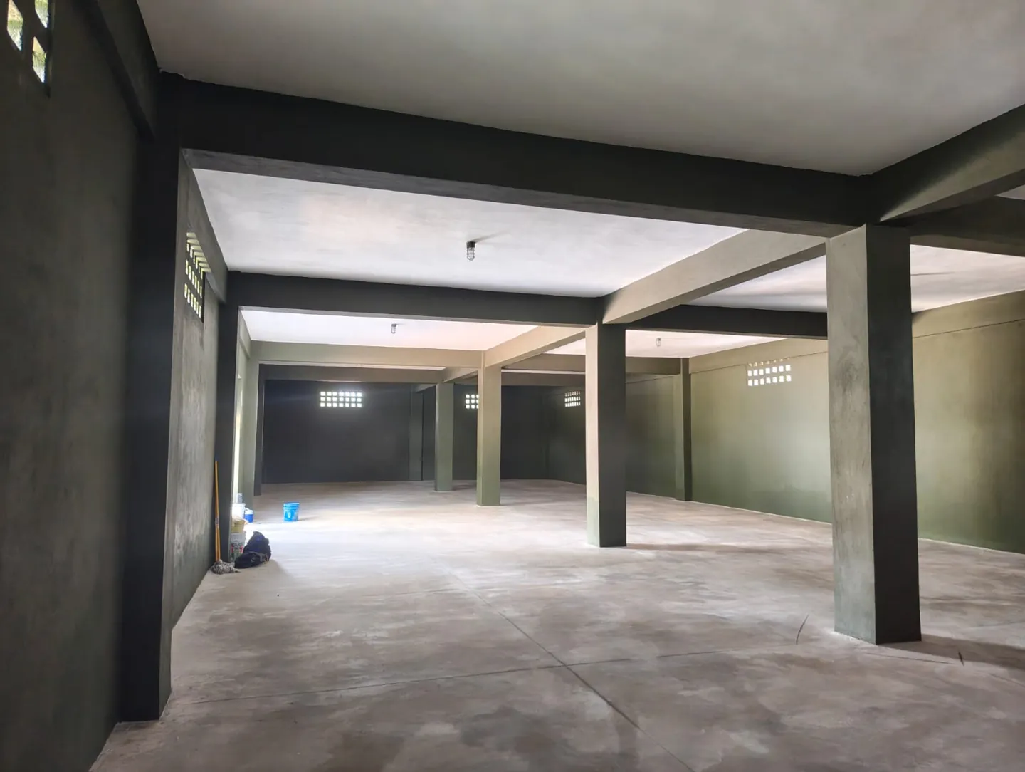 Vista general del interior del depósito — proyecto MIDE en Pedro Brand