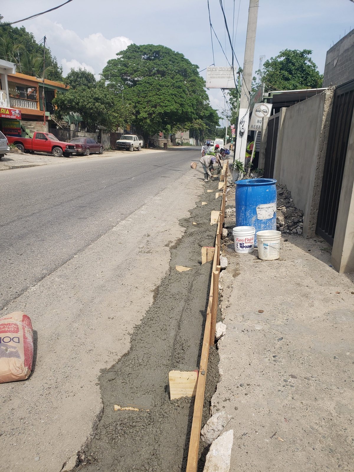 Trabajos de aceras y contenes en Quitasueño