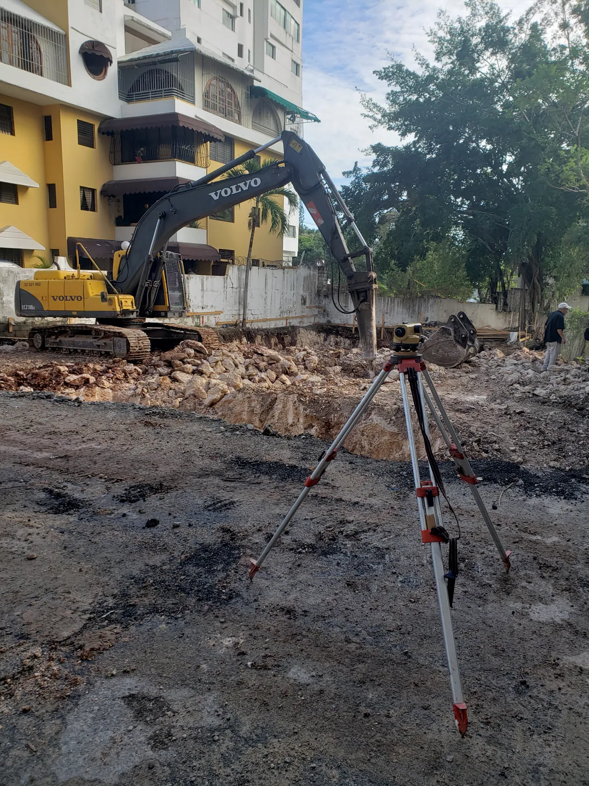 Control topográfico durante la preparación del terreno — Residencial Priscilla III, La Esperilla