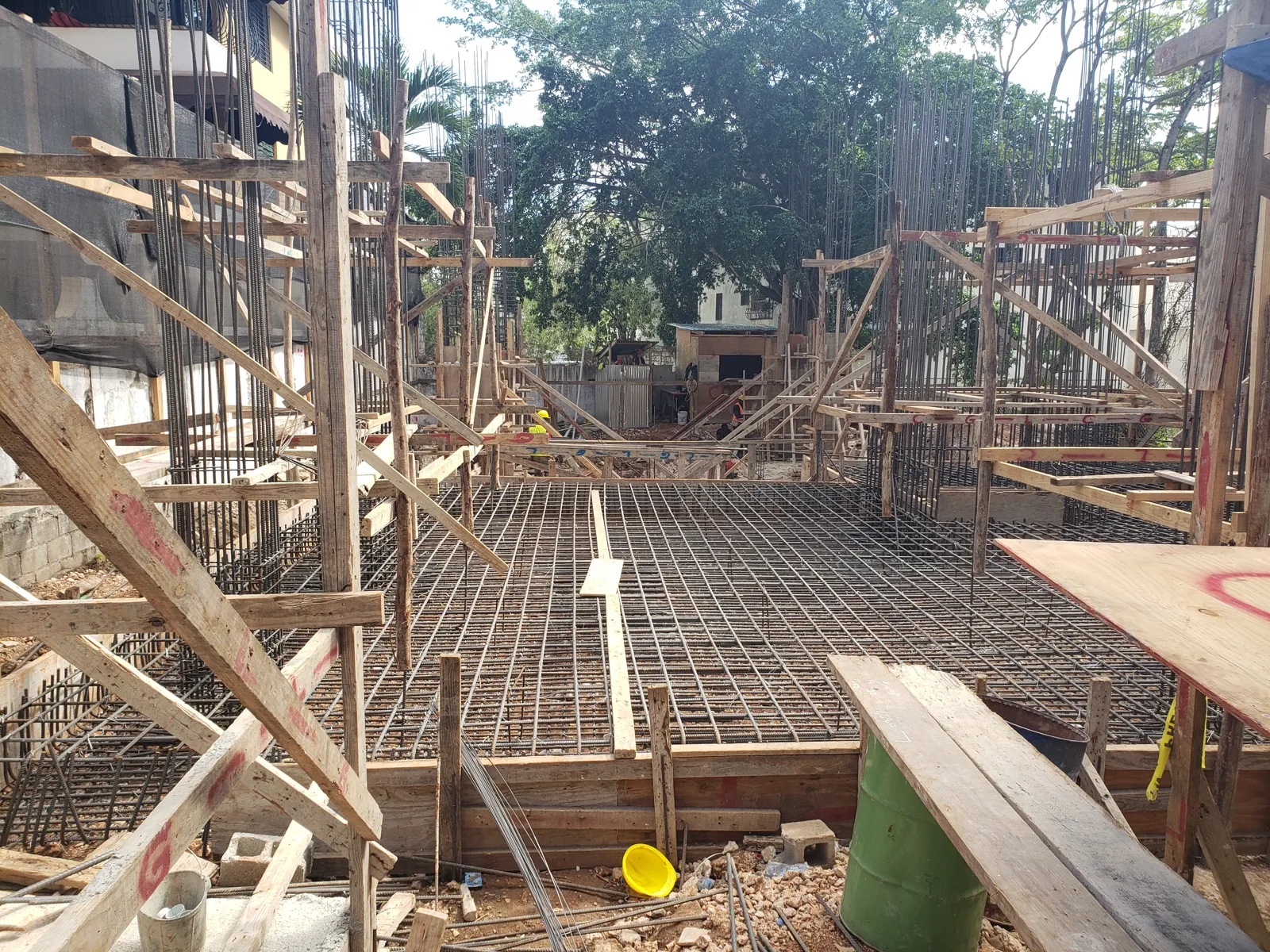 Encofrados y refuerzo de acero durante la ejecución — Residencial Priscilla III, La Esperilla