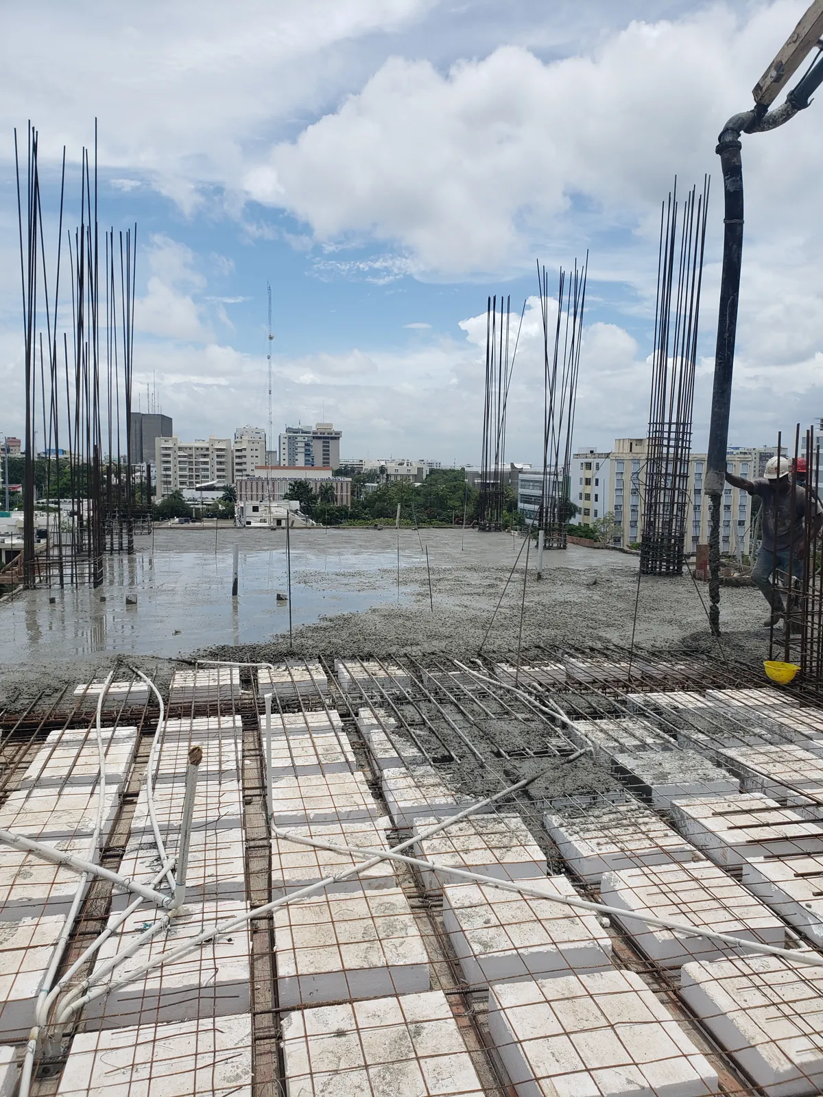 Preparación de una losa en los niveles superiores — Residencial Priscilla III, La Esperilla