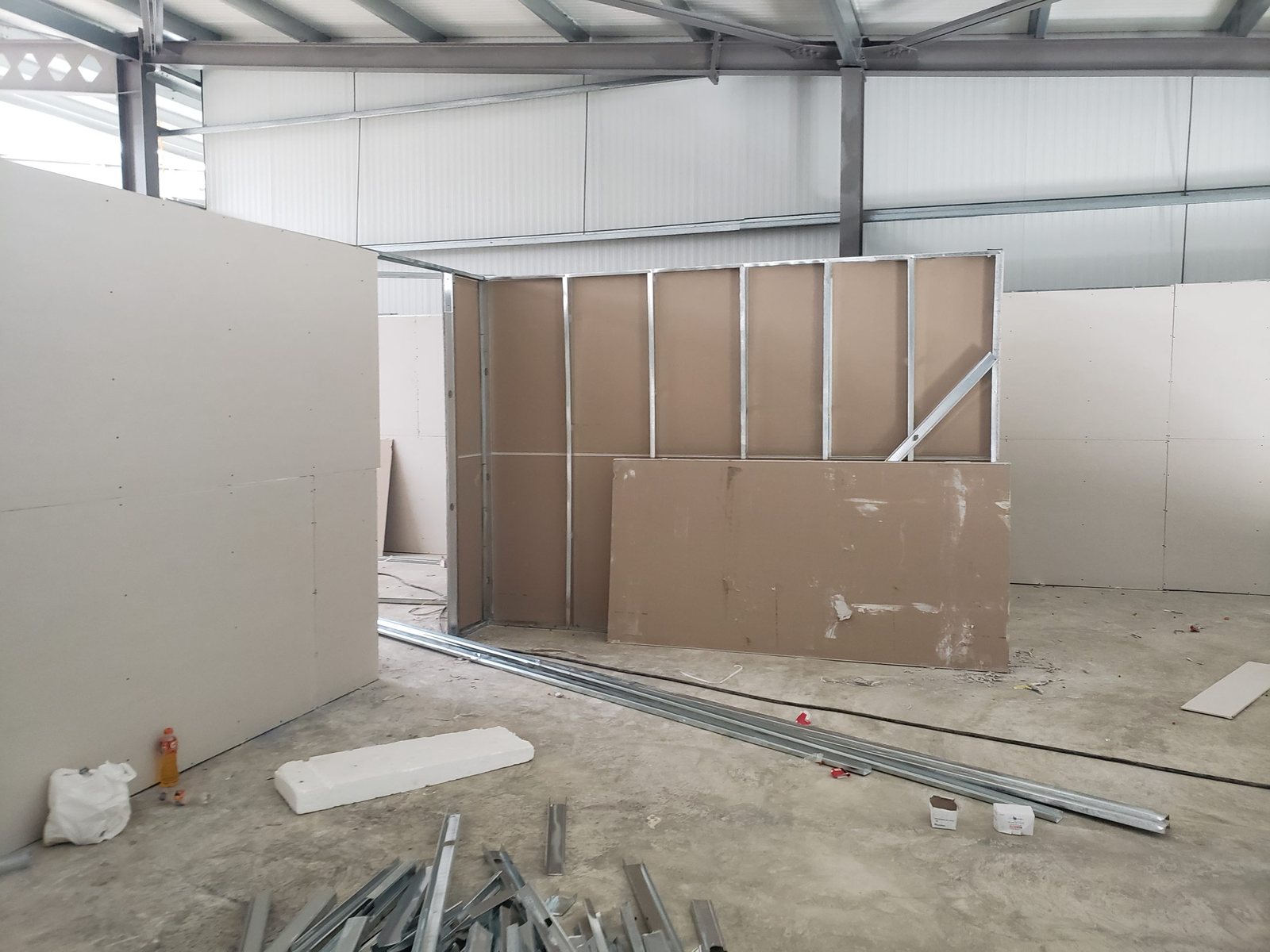 Paneles en proceso de instalación en divisiones interiores en Tamboril