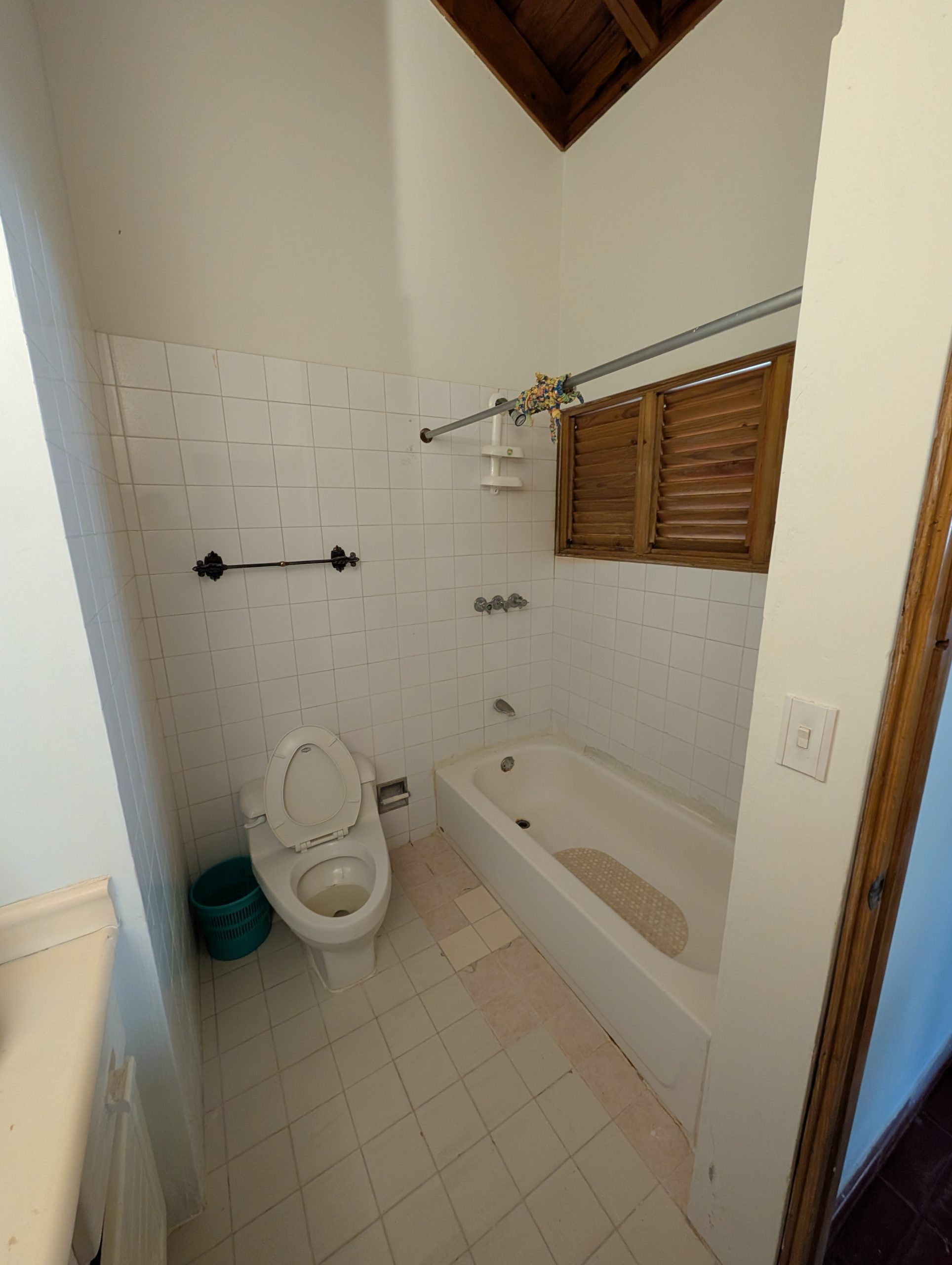 Segundo baño de la villa con bañera antes de la remodelación