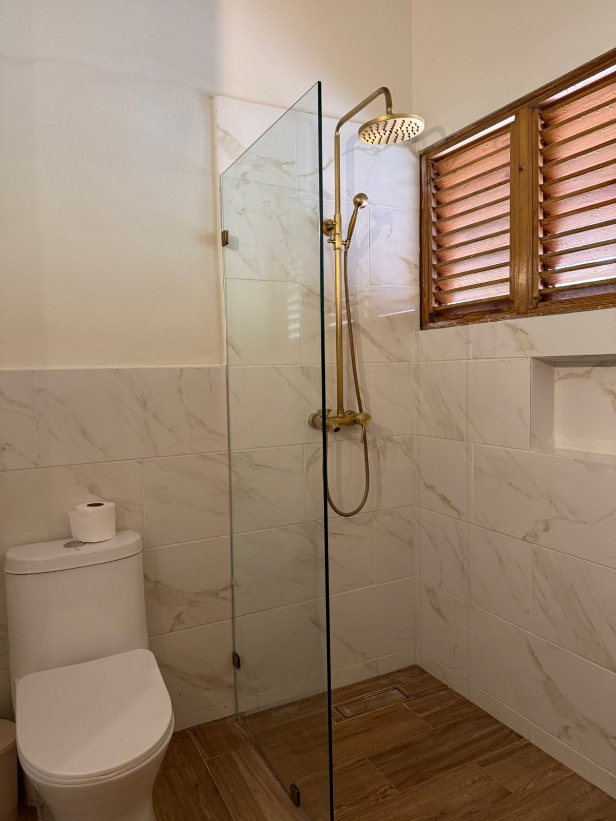 Segundo baño de la villa con ducha de vidrio después de la remodelación
