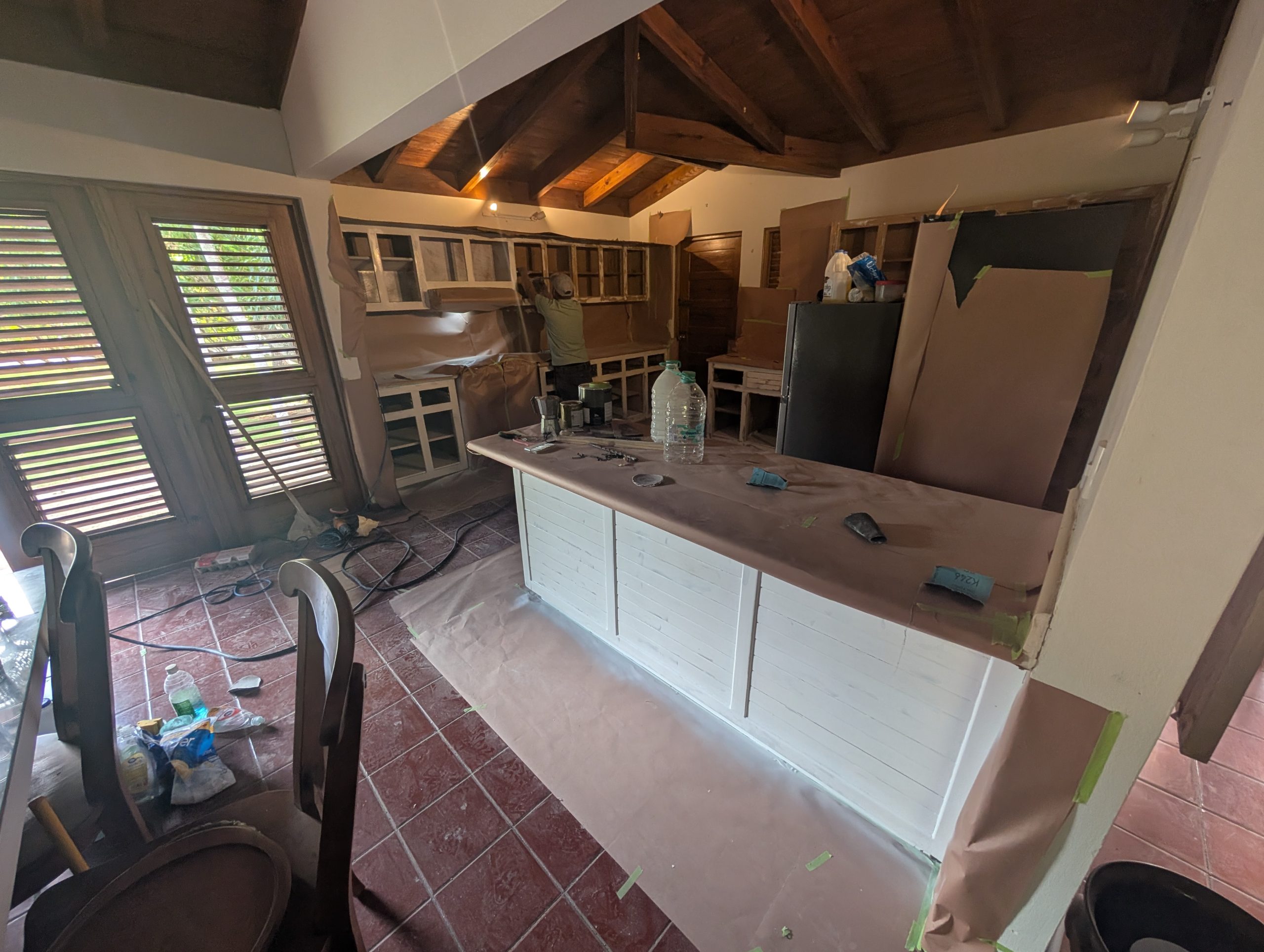 Cocina de la villa con gabinetes y superficies durante los trabajos de remodelación