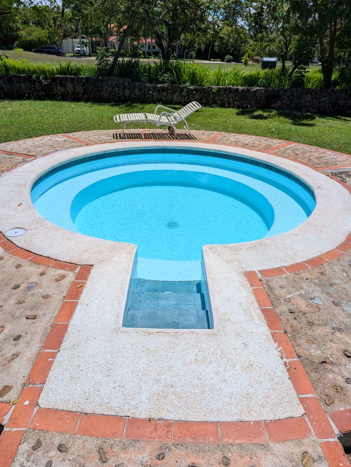 Vista frontal de la piscina de la villa terminada y llena de agua