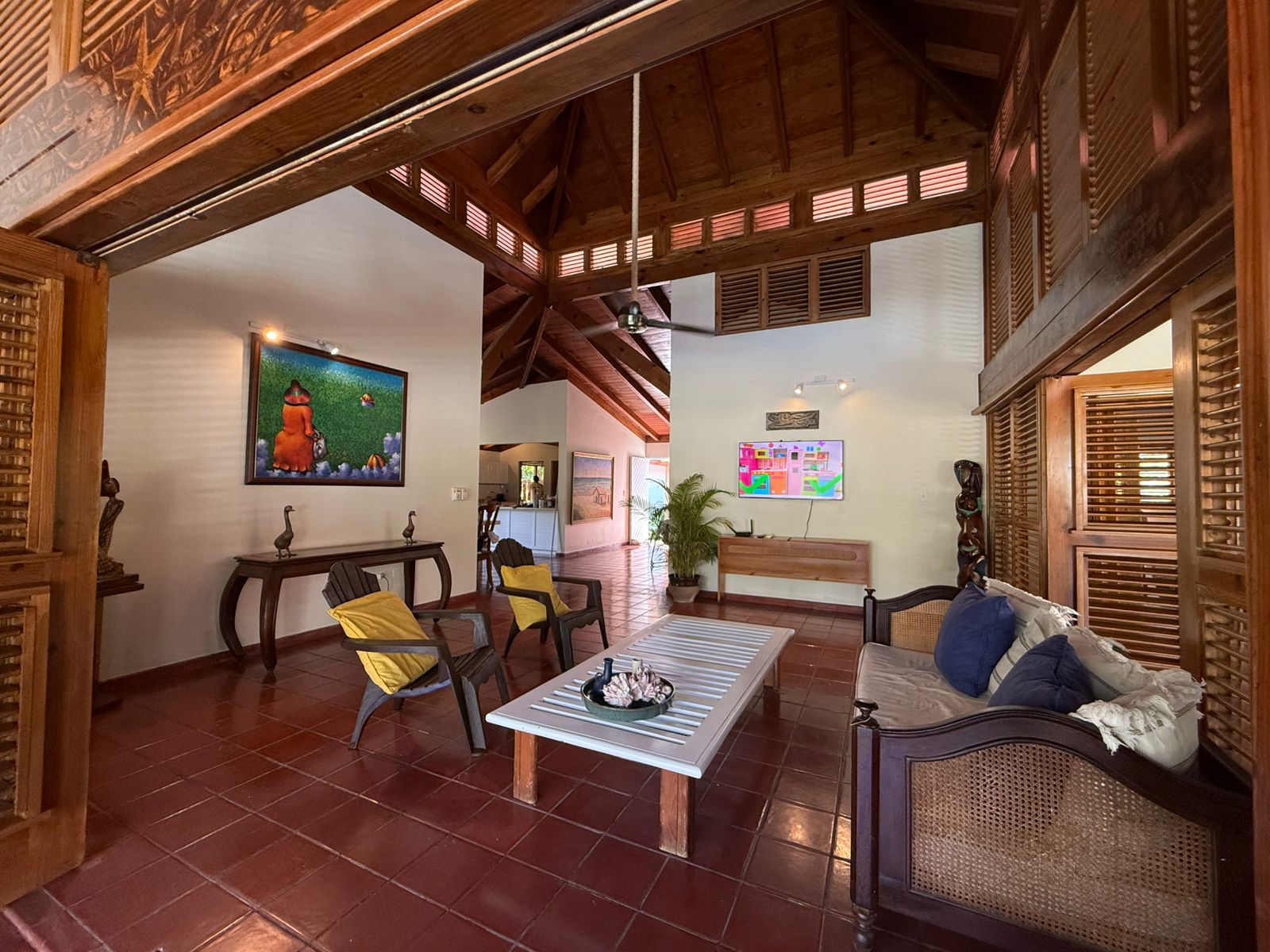 Sala de la villa en Casa de Campo con cubierta de madera y mobiliario