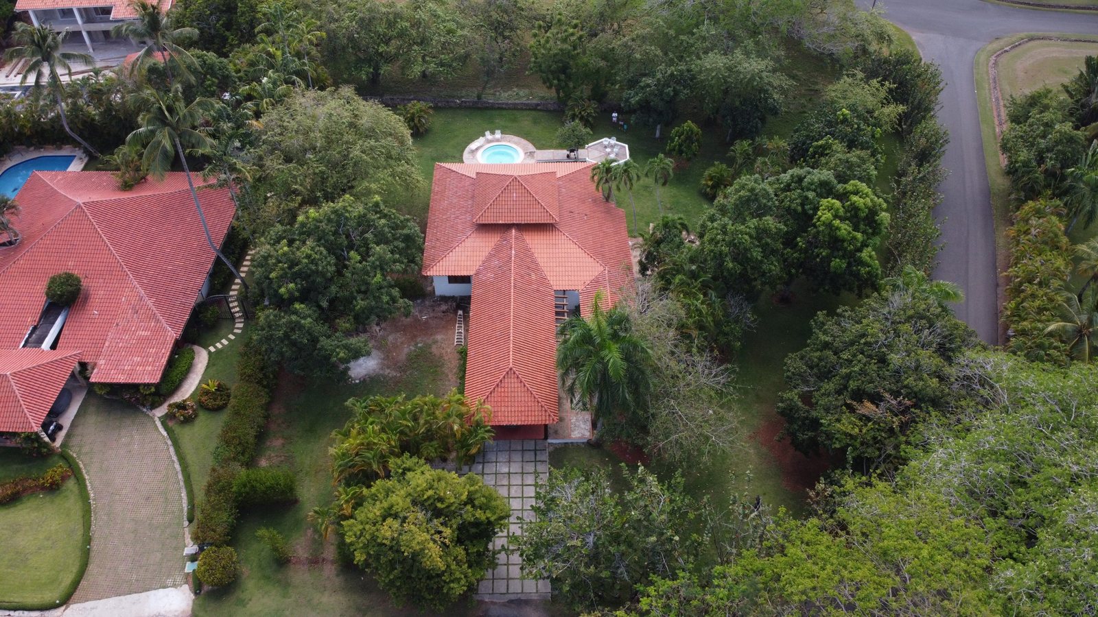 Vista del techo y la villa en Casa de Campo después de los trabajos