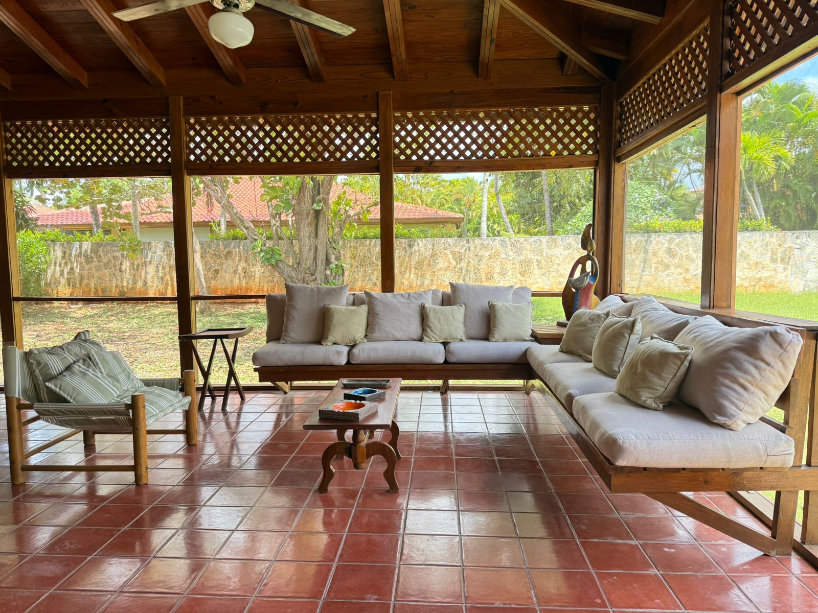 Terraza de la villa en Casa de Campo con sofás y cubierta de madera